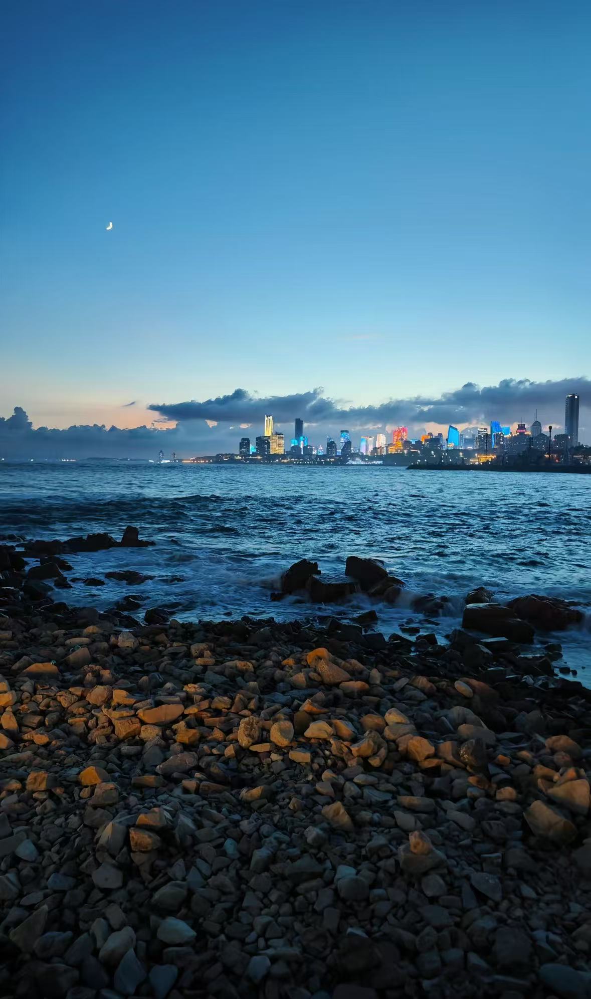 青岛礁石海岸